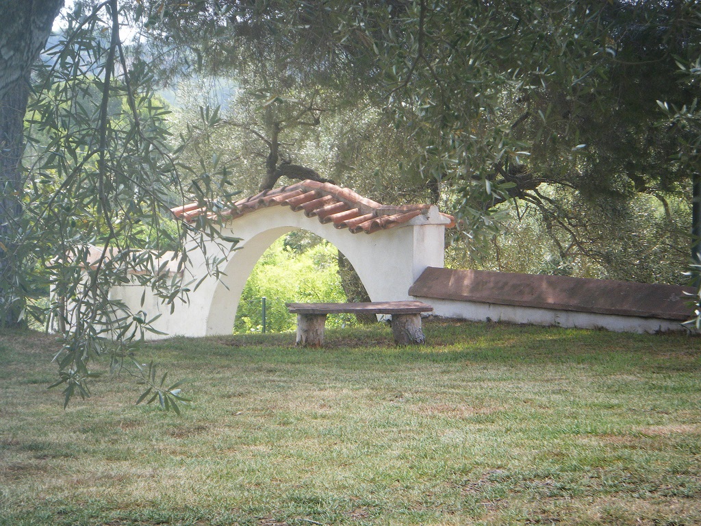 Arco y banco del jardin