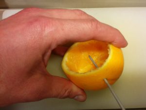 naranja con un punzón