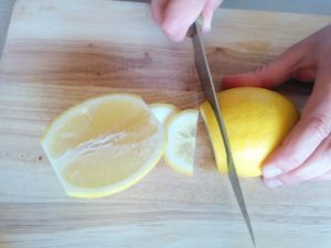 cortar el limón